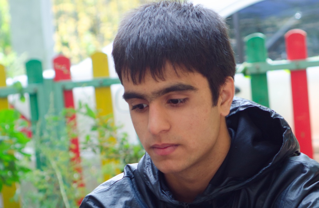 афганский мальчик - ученик школы в Подмосковье