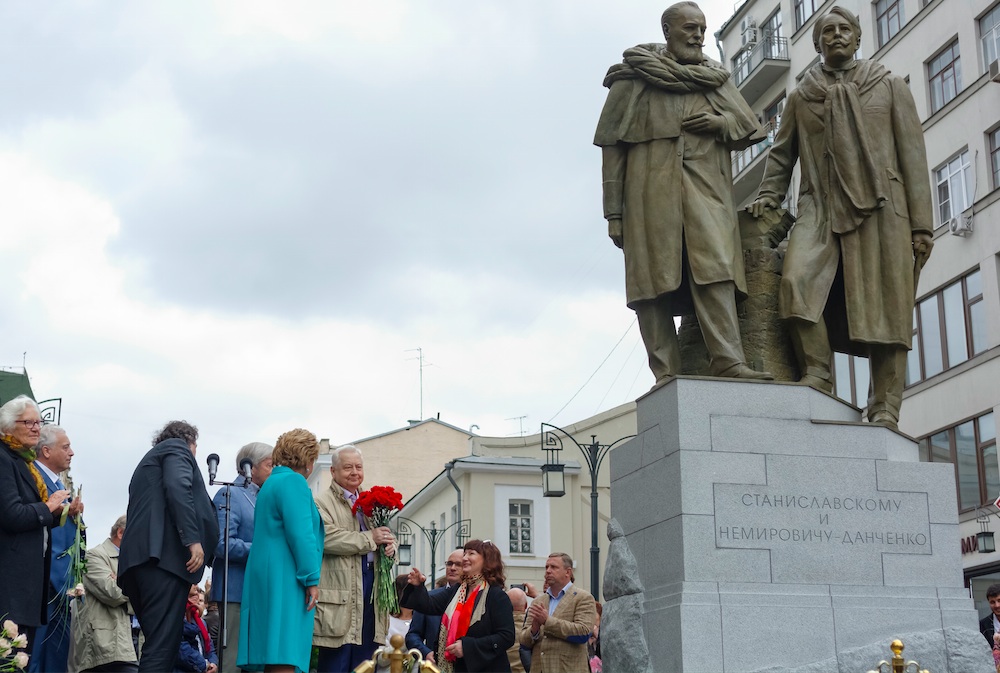 Памятник Станиславскому и Немировичу-Данченко в Камергерском переулке